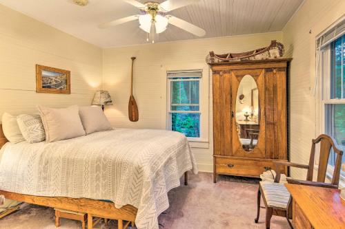 een slaapkamer met een bed, een spiegel en een tafel bij Rustic Linville Falls Cottage with Fire Pit! in Linville Falls