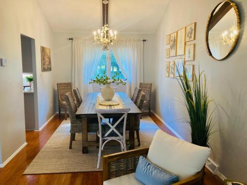 Posezení v ubytování Three Bedroom Villa Near Cleveland Clinic, Case Western, University Hospitals