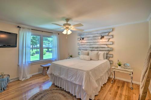 Un dormitorio con una cama con una pared de piedra. en Waterfront Reedville Home with Private Dock!, en Reedville