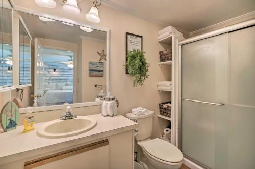 Un baño con lavabo, inodoro y espejo. en Waterfront Reedville Home with Private Dock!, en Reedville