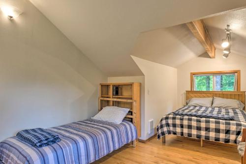 2 camas en una habitación con ático en The River House with Deck, on McKenzie River!, en Springfield