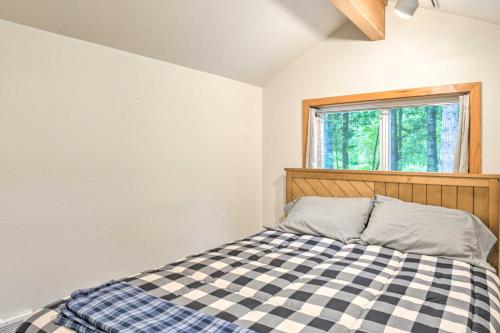 Katil atau katil-katil dalam bilik di The River House with Deck, on McKenzie River!