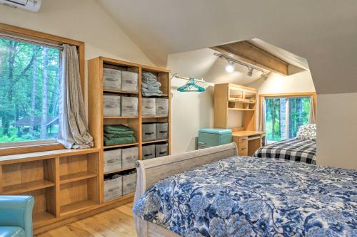 Katil atau katil-katil dalam bilik di The River House with Deck, on McKenzie River!