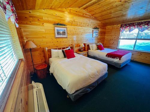 Ένα ή περισσότερα κρεβάτια σε δωμάτιο στο Angler's Lodge