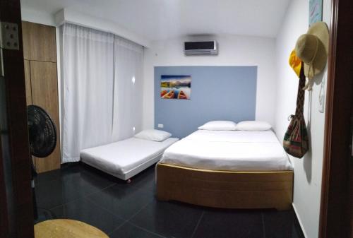 מיטה או מיטות בחדר ב-Cabaña en coveñas en acogedor conjunto residencial