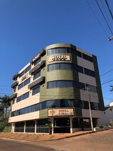 a building with a hotel on the side of it at Hotel del Parque in Ciudad del Este