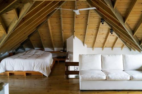Cama ou camas em um quarto em 100m to Solanas Beach, 5 bedrooms, 3 bathrooms, Casa Poopshkin
