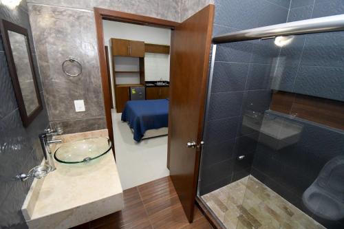 Ein Badezimmer in der Unterkunft Gran ubicación Departamento para 11 cerca de playa