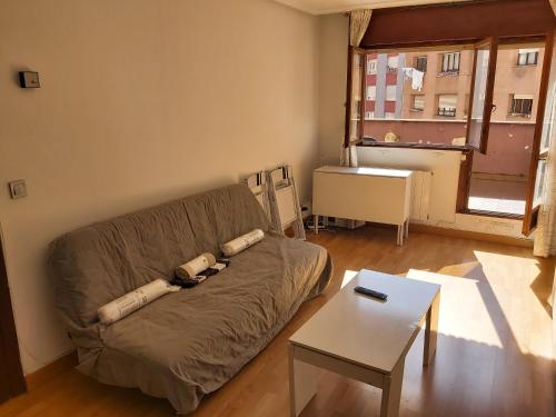 sala de estar con sofá y mesa en MONTE NARANCO-LOS VEGA PARKING e INTERNET GRATIS, en Oviedo
