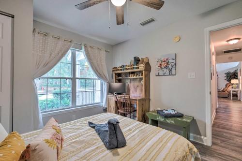 1 dormitorio con cama y ventana grande en Serene Old Town Getaway Near Suwannee River!, en Old Town