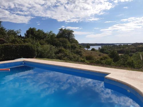 una piscina con vistas al agua en Posada Miralejos en Trapiche