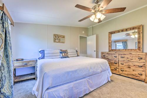 Postel nebo postele na pokoji v ubytování Lakefront Granbury Home, Boat Dock On-Site!