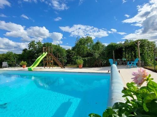 une piscine avec un toboggan et une aire de jeux dans l'établissement Chalet au calme avec terrasse, acceptant les animaux, parking et Wi-Fi inclus - FR-1-584-108, à Velle-sur-Moselle