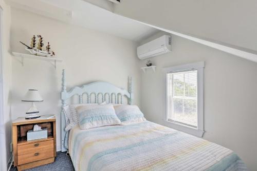 Ένα ή περισσότερα κρεβάτια σε δωμάτιο στο Plum Island Retreat about 1-Block Walk to Beach!