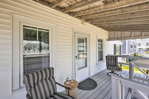 Μπαλκόνι ή βεράντα στο Plum Island Retreat about 1-Block Walk to Beach!
