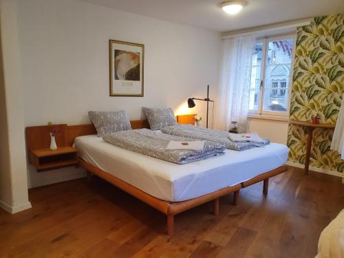 Giường trong phòng chung tại Bastis City Center Lucerne