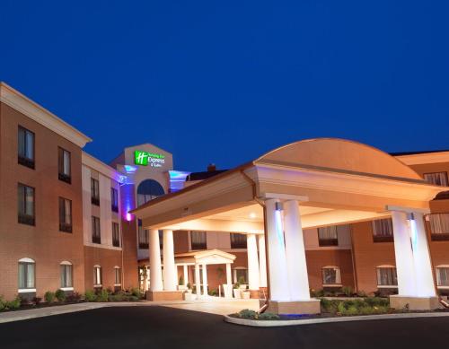 a hotel with a gazebo in front of a building at Holiday Inn Express Hotel and Suites Akron South-Airport Area by IHG in Akron