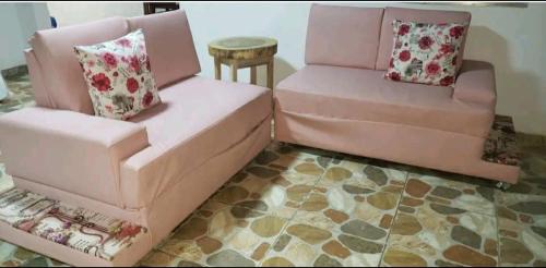 un divano rosa e una sedia in soggiorno di Casa campestre Villa Eliana 2 a Calarcá
