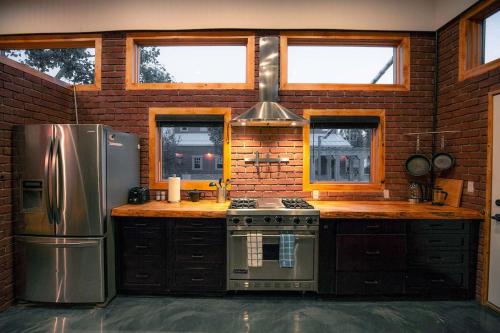 The Firehall I Sleeps 4 I Fireplace I Patio & BBQ