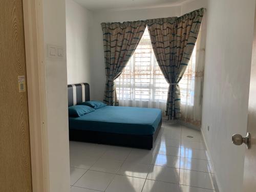 a bedroom with a bed and a window at SRI KENANGA HOMESTAY in Bandar Penawar