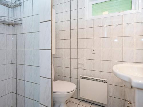 y baño con aseo y lavamanos. en Holiday home Skjern XV, en Skjern