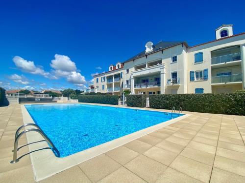 Photo de la galerie de l'établissement Maison 150m de la plage, piscine, WIFI, parking - FR-1-231-202, à Bretignolles-sur-Mer