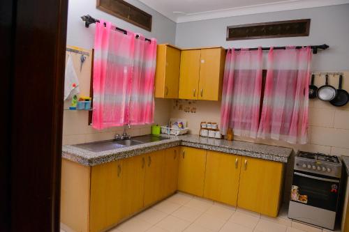 Köök või kööginurk majutusasutuses MODERN LUXURIOUS 2BEDS HOUSE IN KAMPALA CITY CTR