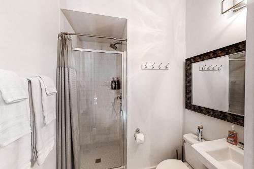 納許維爾的住宿－The Nashville Vibe，带淋浴、卫生间和盥洗盆的浴室