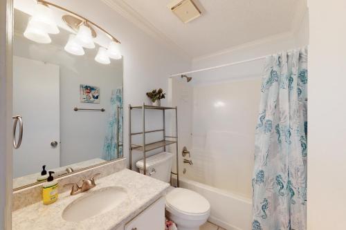 Ett badrum på Grand Beach Resort 303