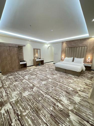a large bedroom with a bed and a large rug at فندق اريف in Abha
