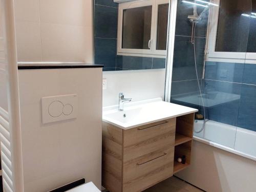 une salle de bain avec un lavabo et une douche dans l'établissement Magnifique duplex contemporain 3 chambres - Terrasse - Parking - WIFI (6 couchages) - FR-1-675-5, à Wimereux