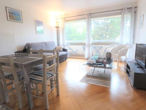 un salon avec une table et un canapé dans l'établissement Studio à Bénodet à 100m de la plage, balcon, thalasso et restaurants à proximité - FR-1-481-120, à Bénodet