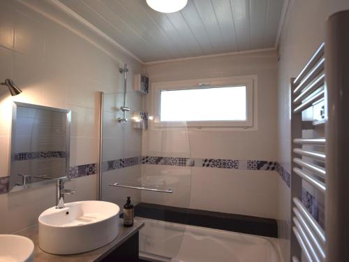 biała łazienka z umywalką i prysznicem w obiekcie Appartement moderne avec balcon à Évian-les-Bains - FR-1-498-80 w mieście Évian-les-Bains
