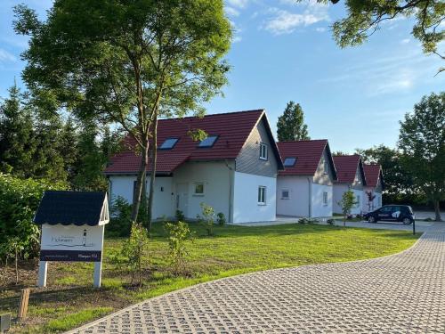 dom z napisem przed nim w obiekcie Holiday home on the island of Poel 3 bedrooms 2 bathrooms sauna w mieście Wyspa Poel