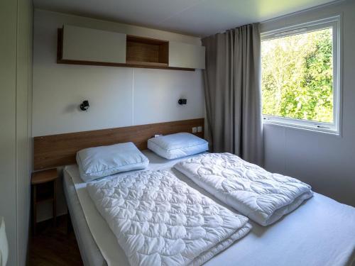 Ένα ή περισσότερα κρεβάτια σε δωμάτιο στο Chalet in Oostkapelle near the Beach