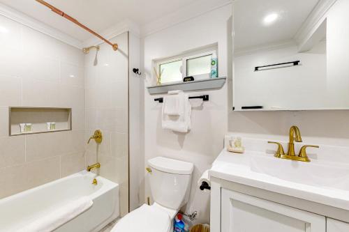 Un baño con lavabo, inodoro y bañera. en Top Town Retreat, en Crestline
