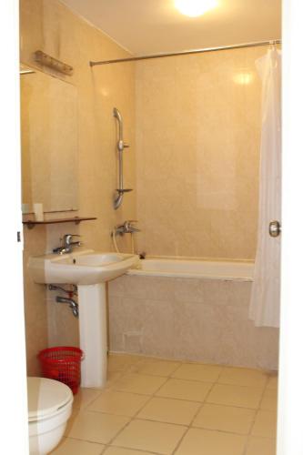 y baño con lavabo, bañera y aseo. en Davidduc's Apartment Nam Ngu en Hanói