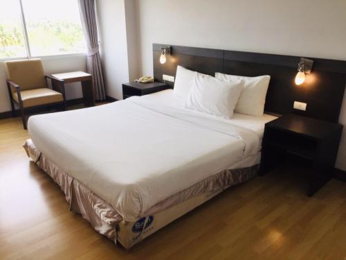 Ένα ή περισσότερα κρεβάτια σε δωμάτιο στο SinKiat Buri Hotel