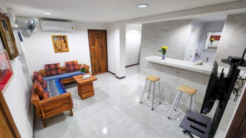 a living room with a counter and a kitchen at APARTMENT A4 DINDAENG in Bangkok