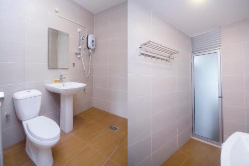 Kylpyhuone majoituspaikassa Super OYO 897 iBC36 Business Stay