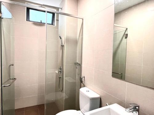 une salle de bain avec toilettes et douche en verre dans l'établissement Summer House-Atlantis Residence, à Malacca