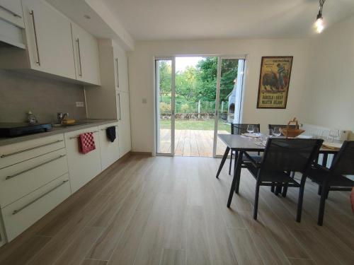 une cuisine et une salle à manger avec une table et des chaises dans l'établissement Le Beauval enchanté proche zoo & châteaux de la Loire, à Mareuil-sur-Cher