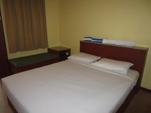 Een bed of bedden in een kamer bij Sunset Beach Resort