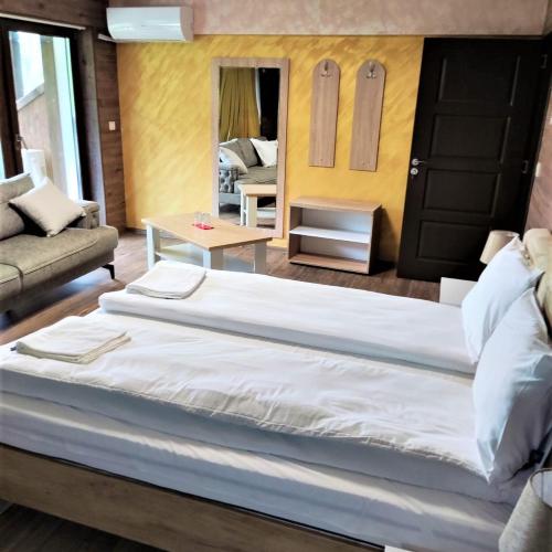 Postel nebo postele na pokoji v ubytování Leshtenski Rai Guest House