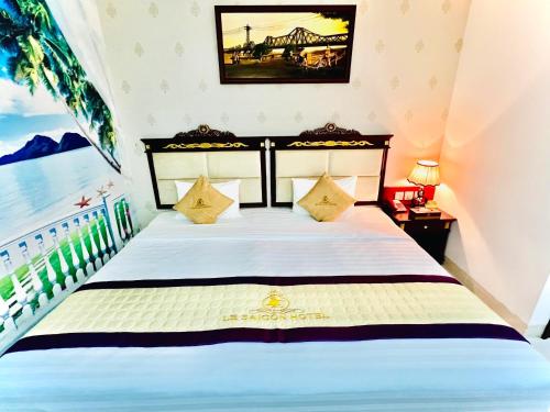 Ein Bett oder Betten in einem Zimmer der Unterkunft Le Saigon Hotel