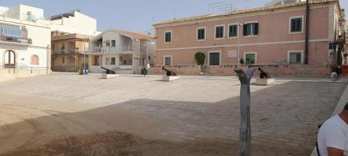 a parking meter in the middle of a courtyard at Debel house in Marina di Ragusa