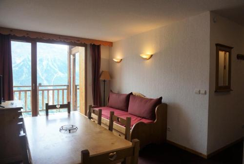 un salon avec un canapé et un balcon dans l'établissement Résidence Cristallines - 2 Pièces cabine 6 personnes MAE-7374, à Orcières