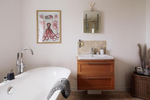Saint Martins Green的住宿－Beech Tree House，带浴缸和盥洗盆的浴室