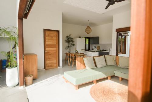 - un salon avec un canapé et une table dans l'établissement Three Palms Surf & Stay Medewi, à Airsatang