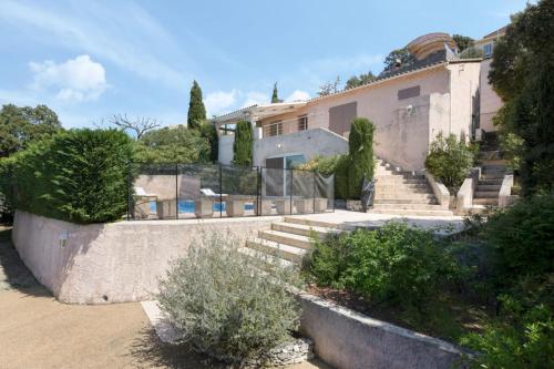 Foto Large Villa With Swimming Pool And Terraces 1